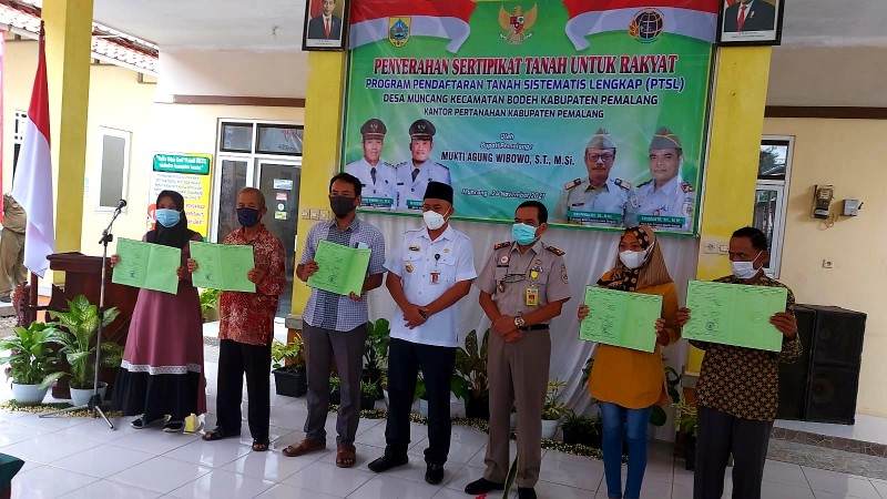 Bagikan Sertifikat, Bupati Harap Masyarakat Berdayakan Tanah ...